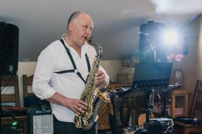 Саксофонист на банкете