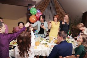 За именинницу!