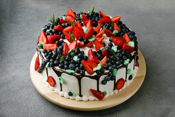 Торт с клубникой и черникой
