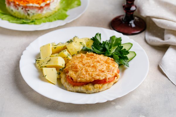 Отбивная из курицы под сырной шапочкой