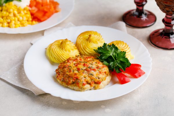 Курочка «по-боярски» с картофелем «Герцогиня»