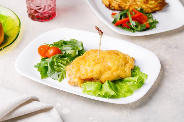 Курица запеченная с помидорами и моцареллой