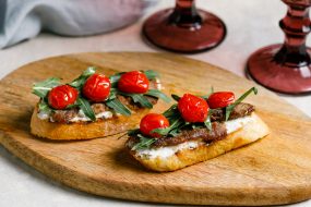 Брускетта с копченой курицей и сальсой из свежих томатов